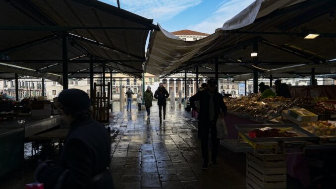 uploaded-image-harf-ve-ev-tasarimi-duvar-dekorasyonundan-mobilya-tasarimina-1697373556372